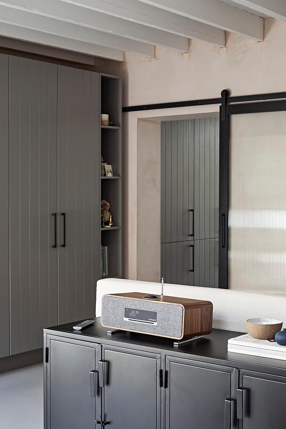 #Color_ Rich Walnut veneer with
lead grey fabric grille