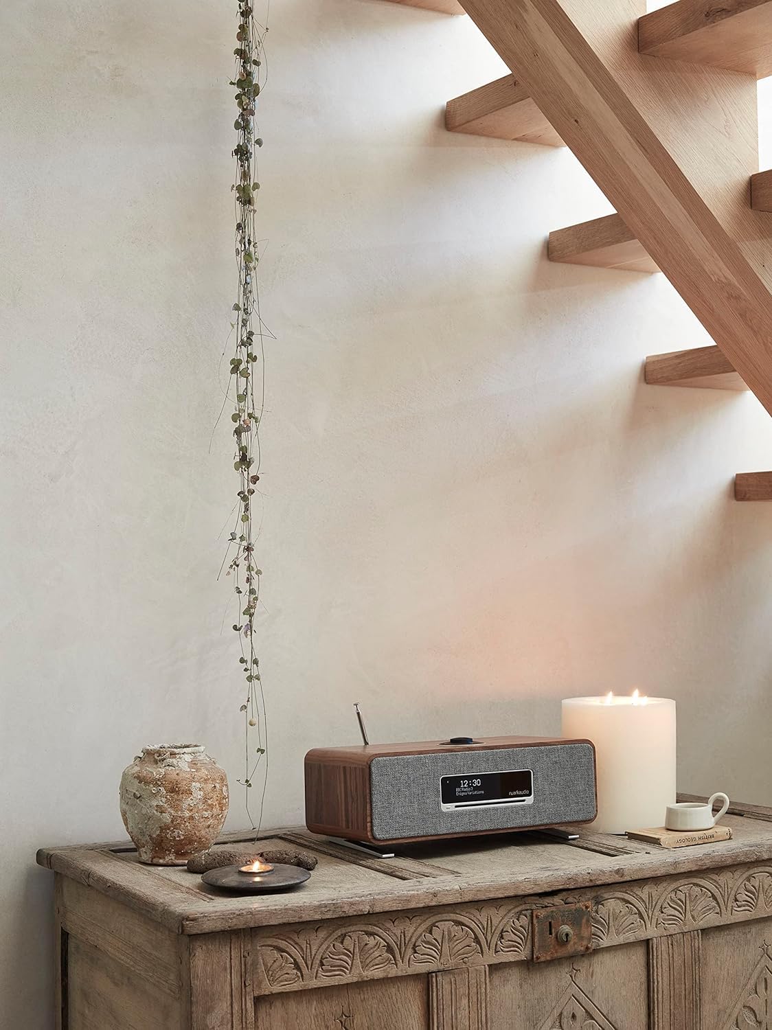 #Color_ Rich Walnut veneer with
lead grey fabric grille